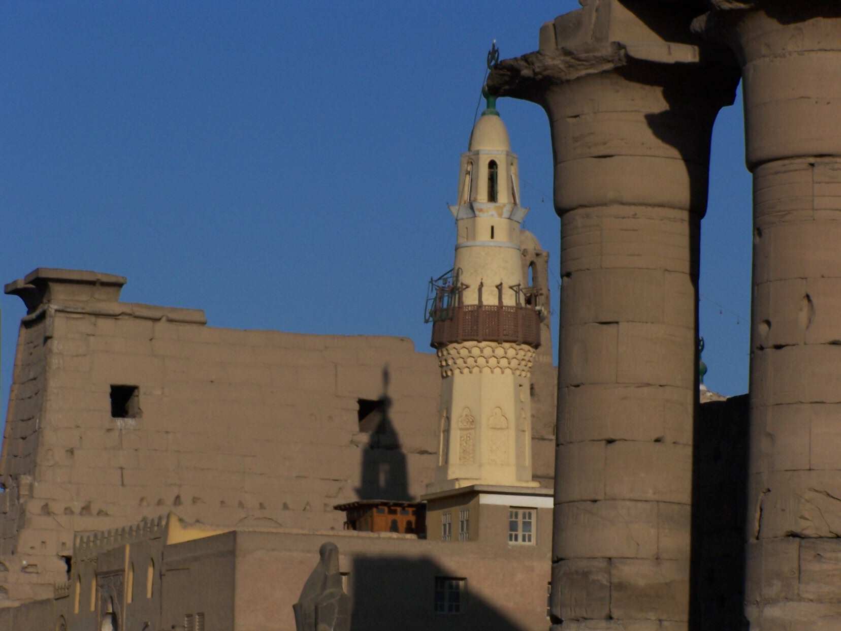 Prsence d'une mosque au dessus des constructions antiques de Louxor.